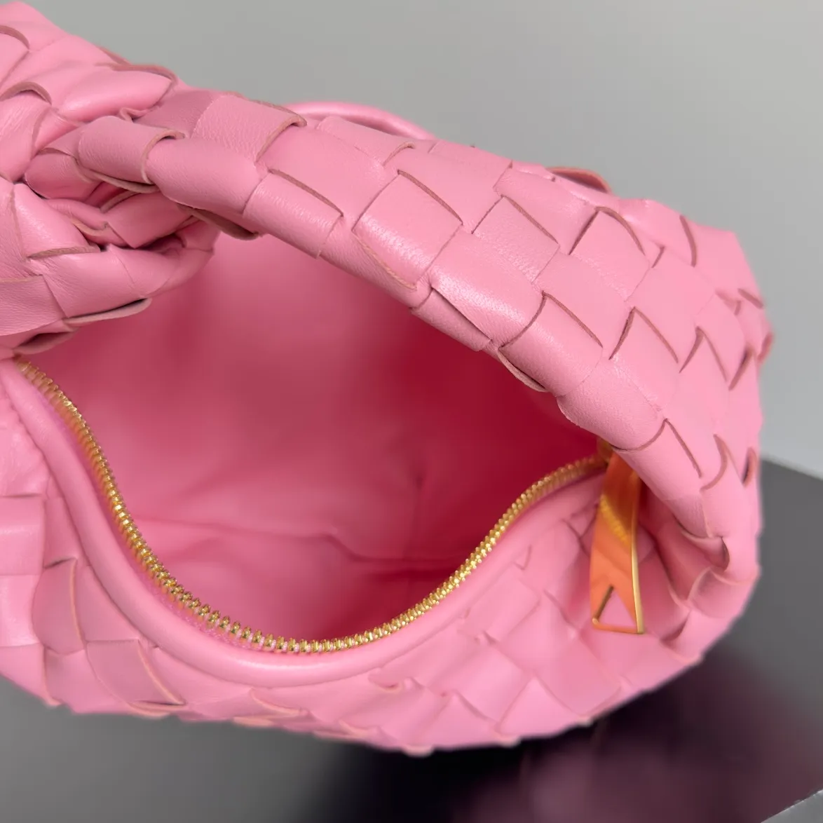 Batch 1120 Bottega veneta͙.——- The latest woven knotted hobo🔥 The top-grade lambskin leather is very soft, the bag shape is unique, practical and durable. It retains the traditional woven elements while being a little more flamboyant ~ Made of hand-woven sheepskin, zipper opening and closing, curved seamless structure, effortless to match. Highly recommended⚠️⚠️⚠️ The most high-end in the market🌈 Welcome to compare [Factory complete package] size: 23x15x5cm.   Model: 651876